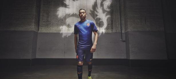 斯瓦泰克赛后谦逊发言登热搜，AC米兰横扫北京国安引发热议